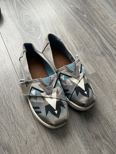 Toms boys shoes size 10uk