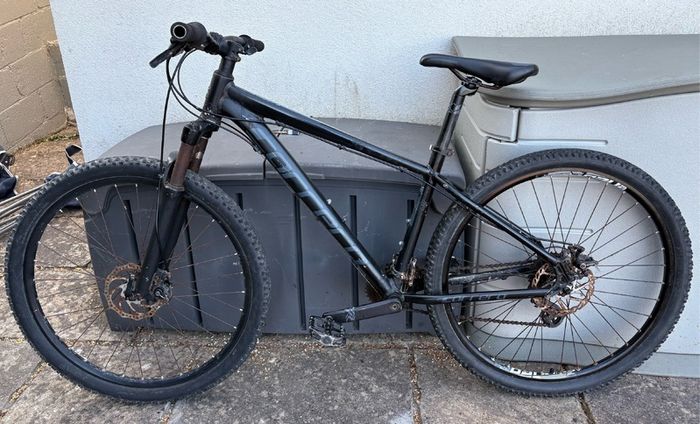 Carrera Vengeance Black 27.5 Mountain Bike - NEEDS SOME REPAIR WORK
