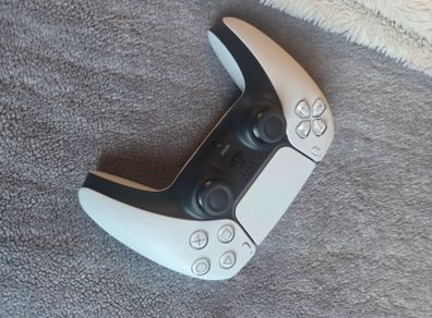 ps5 856GB and controller 1