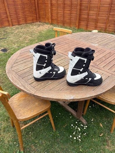 Unisex VANS Snowboarding boots. Size US 8 = EU41/42