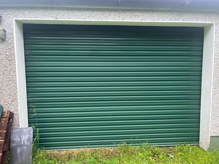 Electric roller door