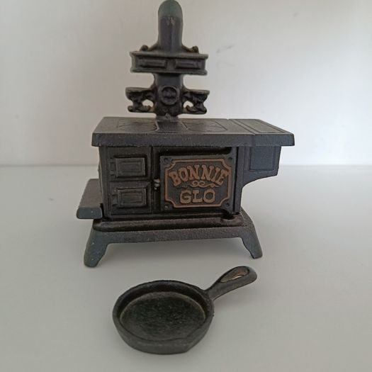 Vintage Bonnie Glo Miniature Cast Iron Stove - Cast Iron Collectible