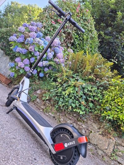 Kruz Electric Scooter - Excellent Condition (Brand New Solid Tyre Installed)