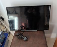 Toshiba 24" Television, Remote & Wall  Bracket. (Smart TV)..