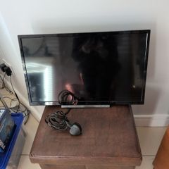 Toshiba 24" Television, Remote & Wall  Bracket. (Smart TV)..