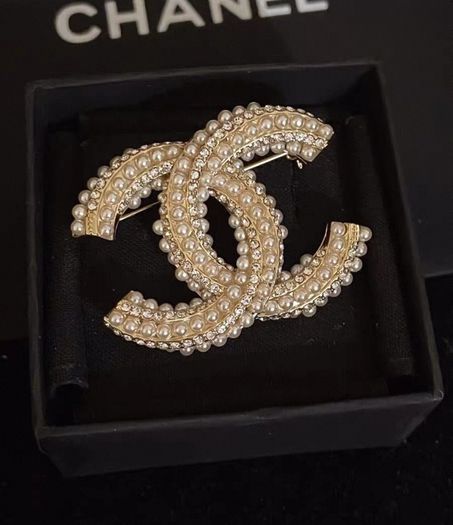 Pearl brooch