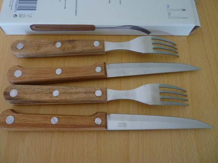 JAMIE OLIVER FRYING PAN BY TEFAL. Large Deep Frying or Omelette Pan.  Professional Series. WITH Jamie Oliver 4 piece steak cutlery set. Very Good Condition.
