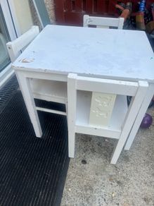 kids table and chairs