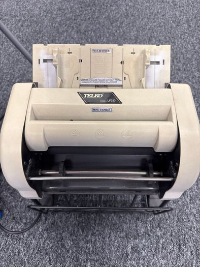 Paper folding machine