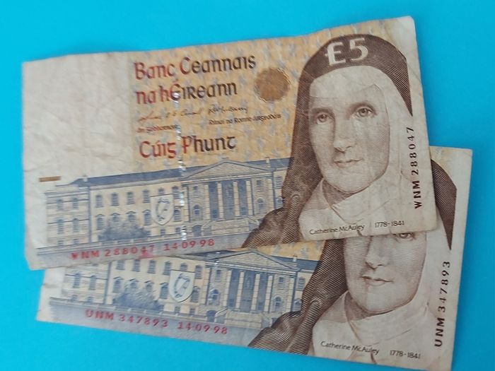 Irish 2 X 1998  Five Pound banknots in Fine  condition