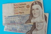 Irish 2 X 1998  Five Pound banknots in Fine  condition