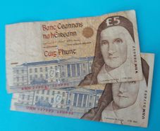 Irish 2 X 1998  Five Pound banknots in Fine  condition