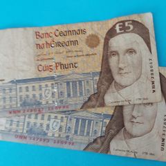 Irish 2 X 1998  Five Pound banknots in Fine  condition