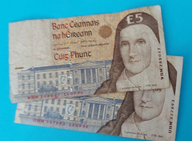 Irish 2 X 1998  Five Pound banknots in Fine  condition