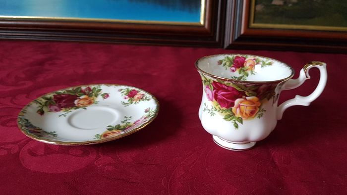 17 Piece Royal Albert Old Country Roses Bone China Gold Gilt Coffee Set With Two Tier Cake Stand For 6 Person Setting Made In England