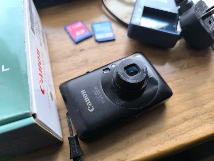 Canon IXUS 100 IS Digital Camera