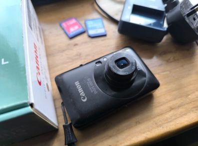 Canon IXUS 100 IS Digital Camera