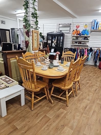 pine table +6 chairs - extendable to seat 8 .