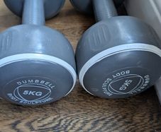 2 x 5kg dumbbells