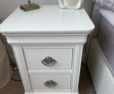 2 bedside lockers