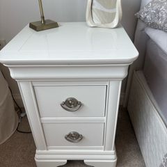 2 bedside lockers