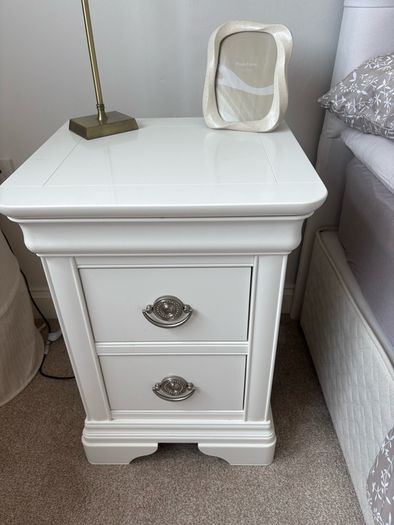 2 bedside lockers