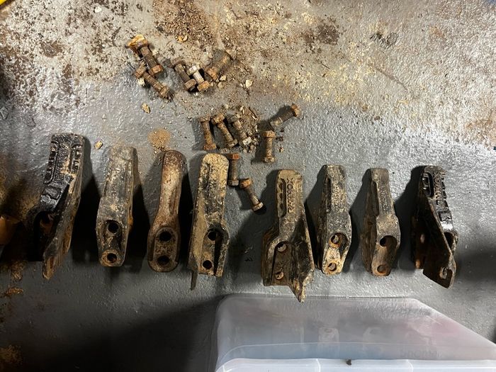 Digging bucket teeth