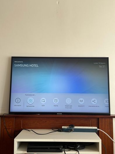 Samsung 43 4K UHD Smart TV HG43EJ690UB  Excellent Condition