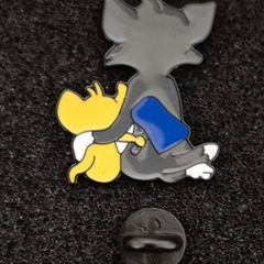Tom and jerry , pin back badge.