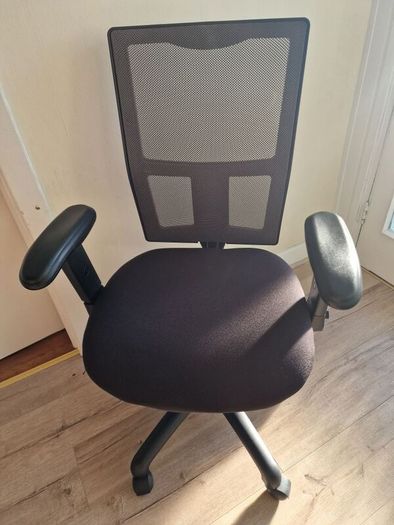 Ergonomic Mesh Office Chair, Fully Adjustable, Ideal for Home Office / Study