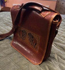 Excellent shoulder bag of exotic origins