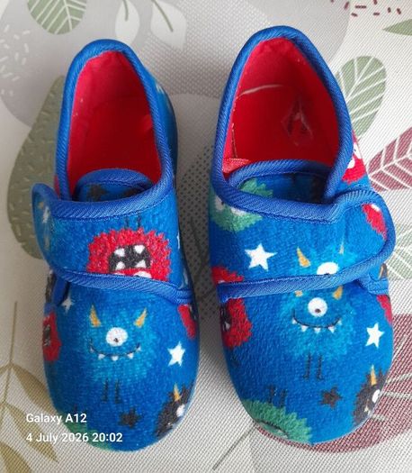 boys slippers size 8