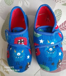 boys slippers size 8
