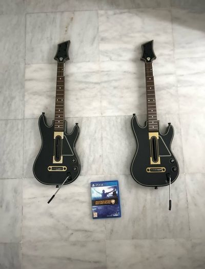 Guitar Hero Live + 2 Guitars + 2 Bluetooth Dobgles