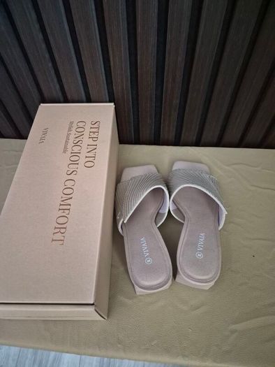 Vivaia bnew in box Jade almond block heels