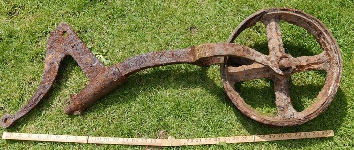ANTIQUE FORGED IRON FARM WHEEL Rustic Garden Art Beautiful to Display in Your Garden