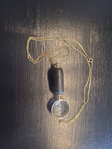Stunning vintage mini magnifying glass necklace  - gold