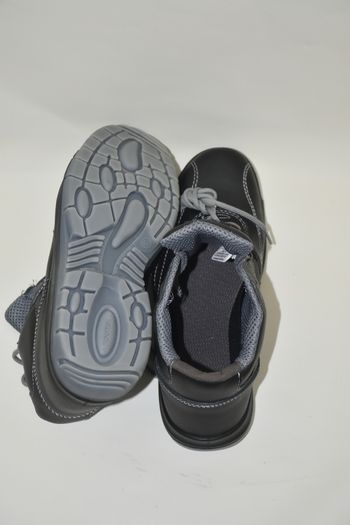 Safety boots