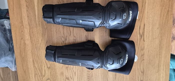 Raven Knee guards