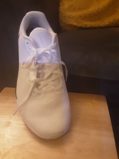 Trainer's ... ODDMENT  .... ONE Right Foot NIKE Metcon 5 White Black . . (Not a Joke) .. Size: 8.5 UK .. 43 EU .. Price Drop