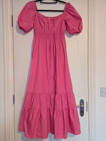 a really pretty pink midi dress that's perfect for Summer
