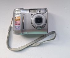 Nikon Coolpix 5600 compact digital camera