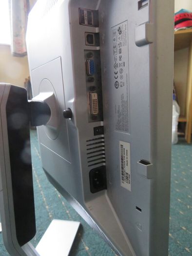 Dell computer monitor (17 inch, VGA)