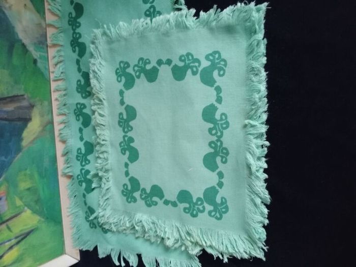 Vintage runner and matching napkins