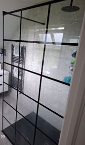 shower screen black