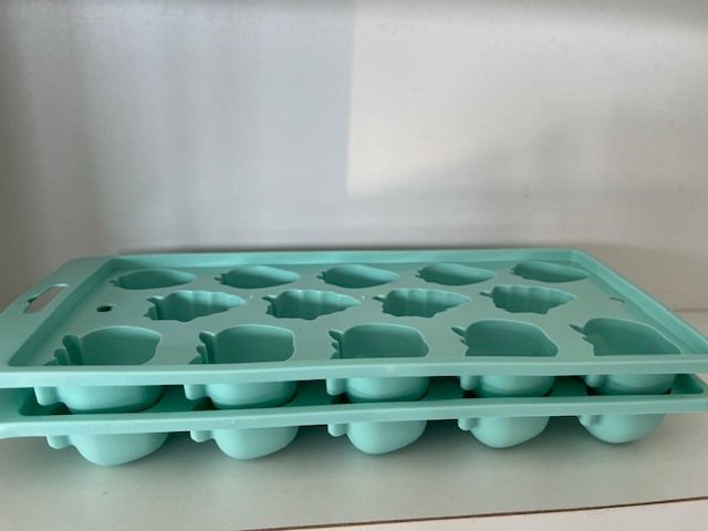 Bundle X 13  Items Of Kitchen Baking , Dining & Storage Items- Oxo, Chef Aid Sealer Clips, Silicone Bun Cases