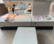 Pfaff Quilt Expression 2048 Sewing Machine - Excellent condition