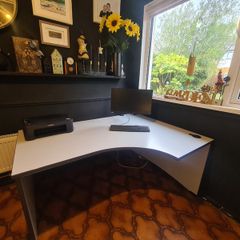 Corner desk - white