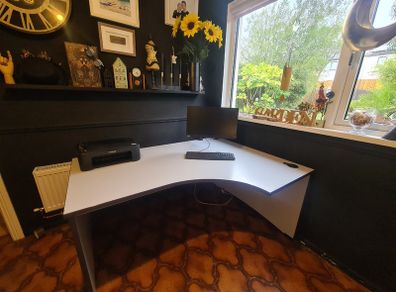 Corner desk - white