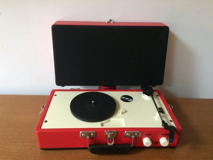 Record Player-Steepletone SRP025 with Detachable Speaker